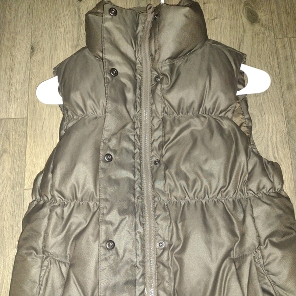 Woman's Brown Puffer GAP Vest Size Small/Tall - Picture 2 of 4